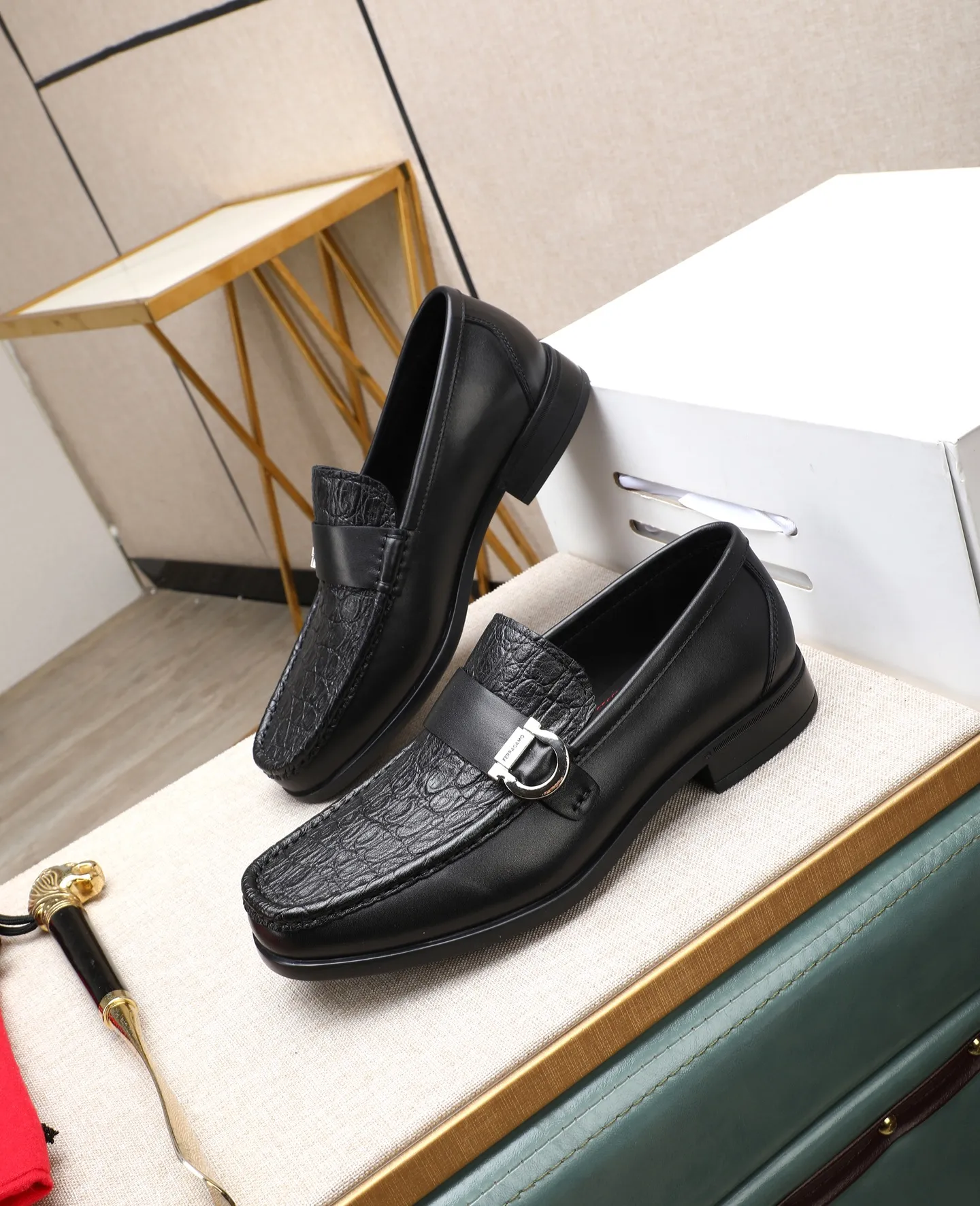 Men's clothing and shoes 💰700📛📛High-end goods! Salvatore Ferragamo is the world's top luxury footwear brand. It comes from Italy, the kingdom of fashion. It is famous all over the world for its traditional handmade design and novel styles... 🚶🏻🚶🏻 Top-quality suit shoes are sold simultaneously at the counter. This style is purely handmade. The fabric is imported Italian calfskin➕soft water-dyed cowhide lining. Specially available with original deep rubber outsole🌀🌀Size: 38➖44